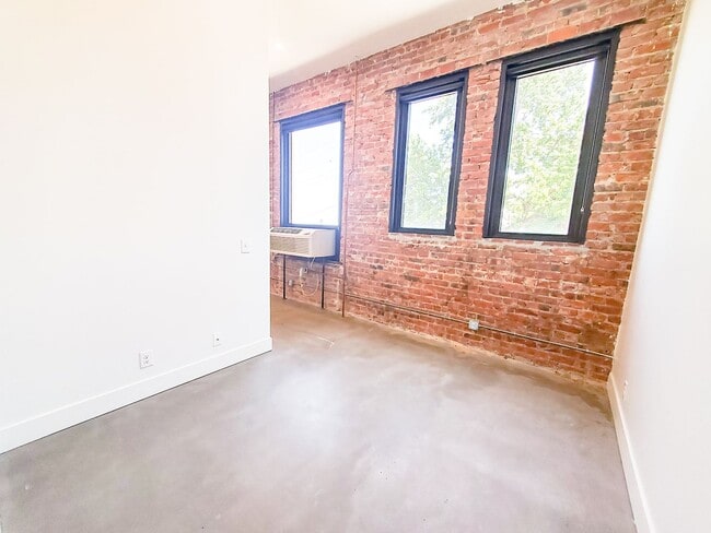 Building Photo - Dahlman Flats - Little Italy One Bedroom