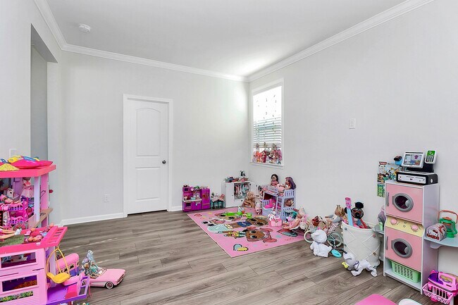 Building Photo - 17022 Carolina Pine Row