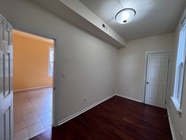 Building Photo - 1629 N Kimball Ave