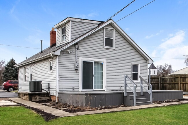 Building Photo - 1028 Midland Ave