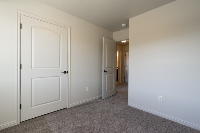 Building Photo - 3 Bedroom Townhome in Prime Washington Com...