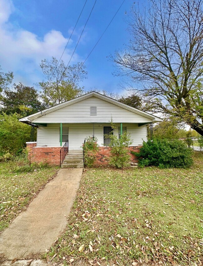 Building Photo - 10 Center St