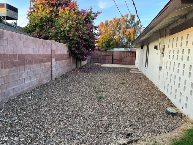 Building Photo - 3301 W Belmont Ave