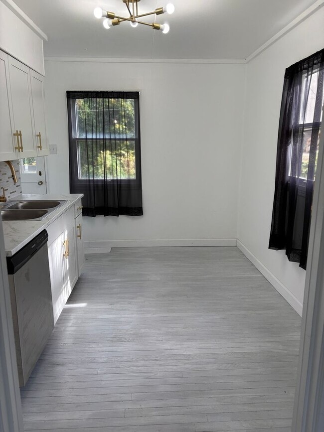 Building Photo - Two Bedroom House