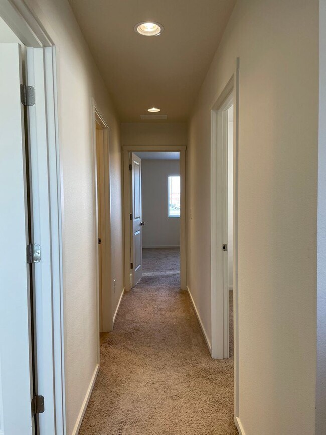 Building Photo - BEAUTIFUL 3 Bedroom 2.5 Bath Home! High Ce...