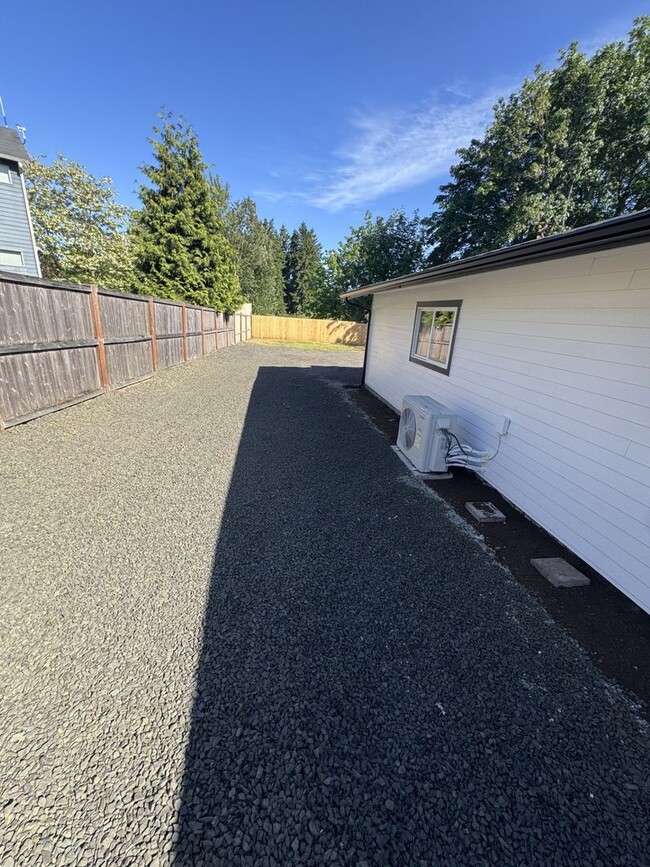 Building Photo - 7816 Trails End Dr SE
