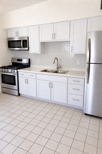 Building Photo - 2818 N Fontana Ave