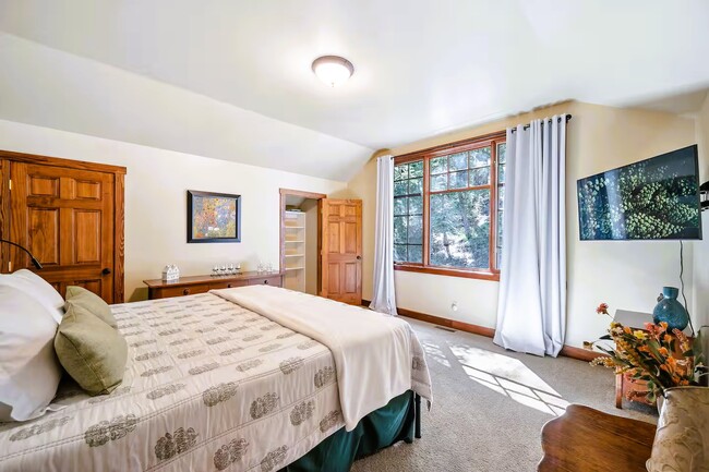 Building Photo - 738 Skyline Dr