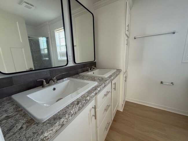 Building Photo - 4208 Queens Way