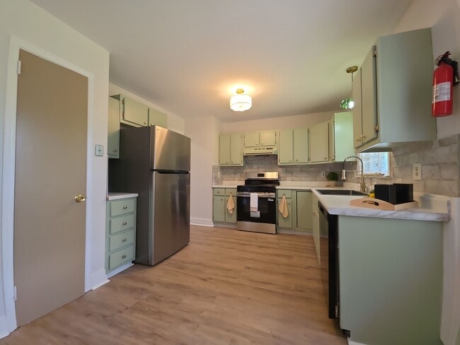Building Photo - 2613 Skyline Dr NW