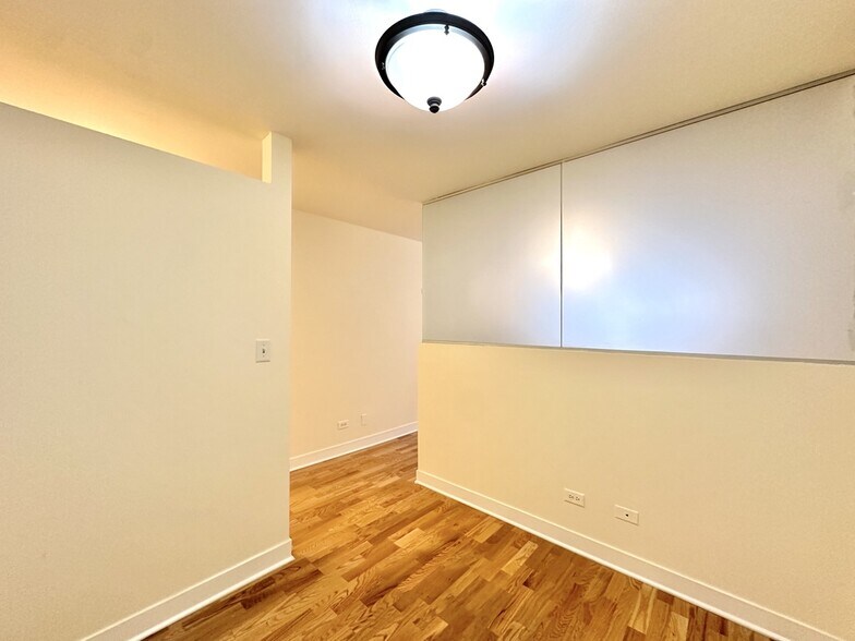 Building Photo - 650 W Wrightwood Ave