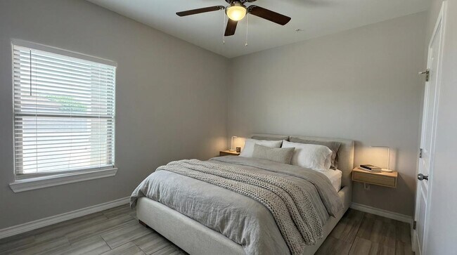 Building Photo - 5601 Cuenca Dr