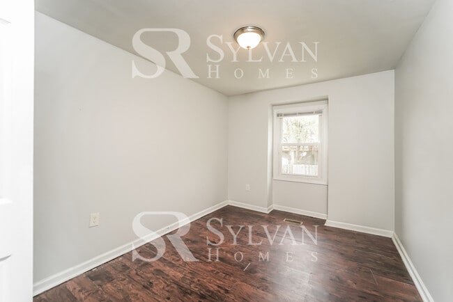 Building Photo - This highly desirable 4 bedroom, 2 bathroom home is ready for your personal touch!