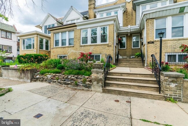 Building Photo - 4841 Larchwood Ave