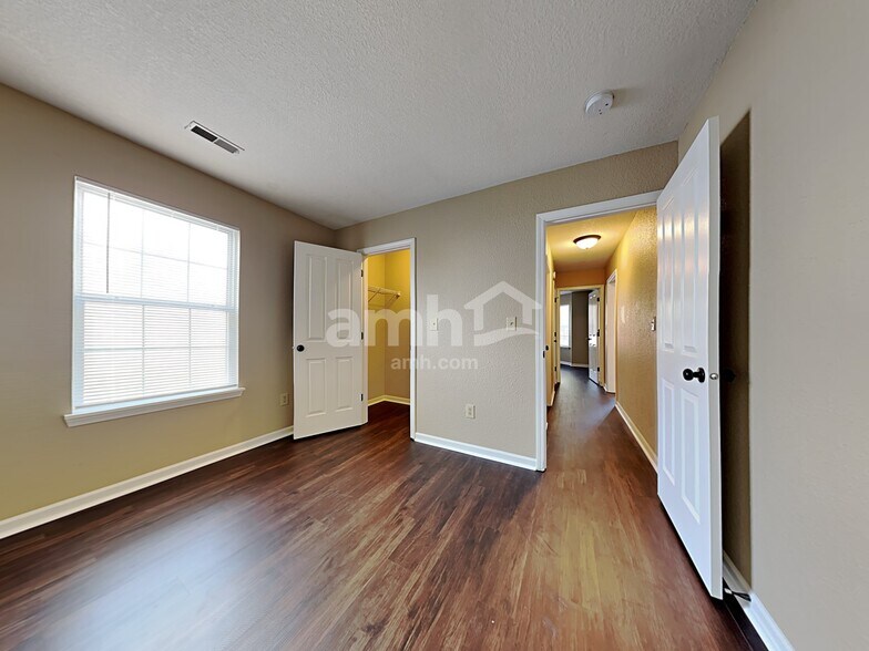 Building Photo - 220 Longview Bend