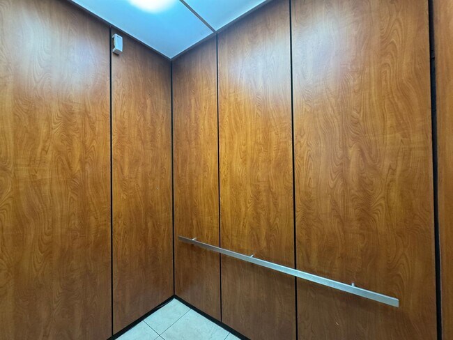 Building Photo - Beautiful 3 Bed, 2 Bath Condo in Desirable...