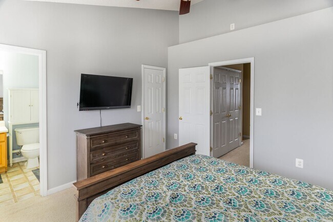 Building Photo - Spacious, well-kept 3 bedroom N Raleigh townhome with fenced back area!