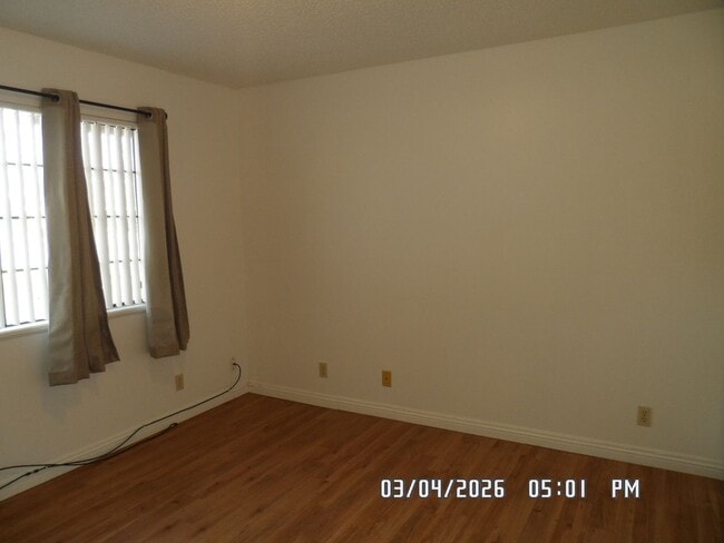 Building Photo - 3 Bedrooms, 1.75 Bathrooms, 2 Car Garage, Fully Fenced, Central Air & Heat, Large Lot, Wood Flooring