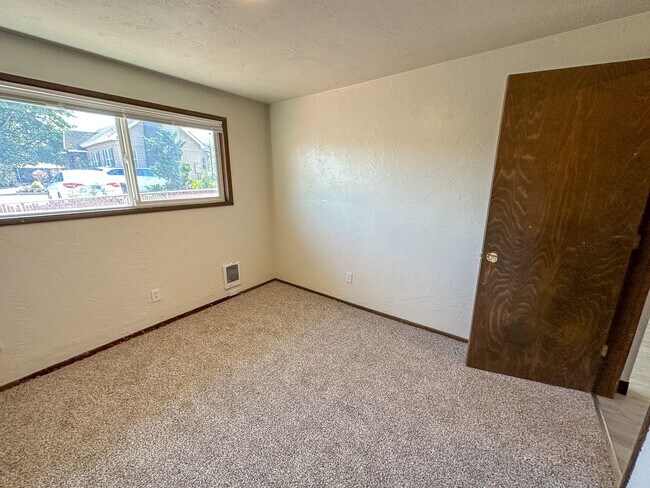 Building Photo - EVERGREEN1574-1594