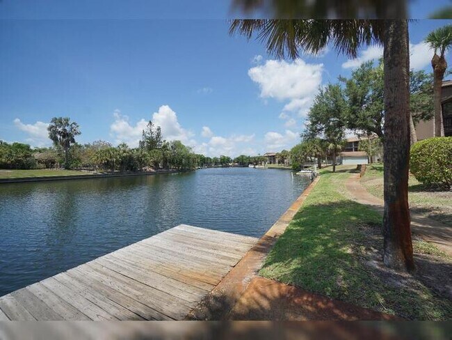 Building Photo - Waterfront 2BR Condo with Private Garage and Water Views in Tampa