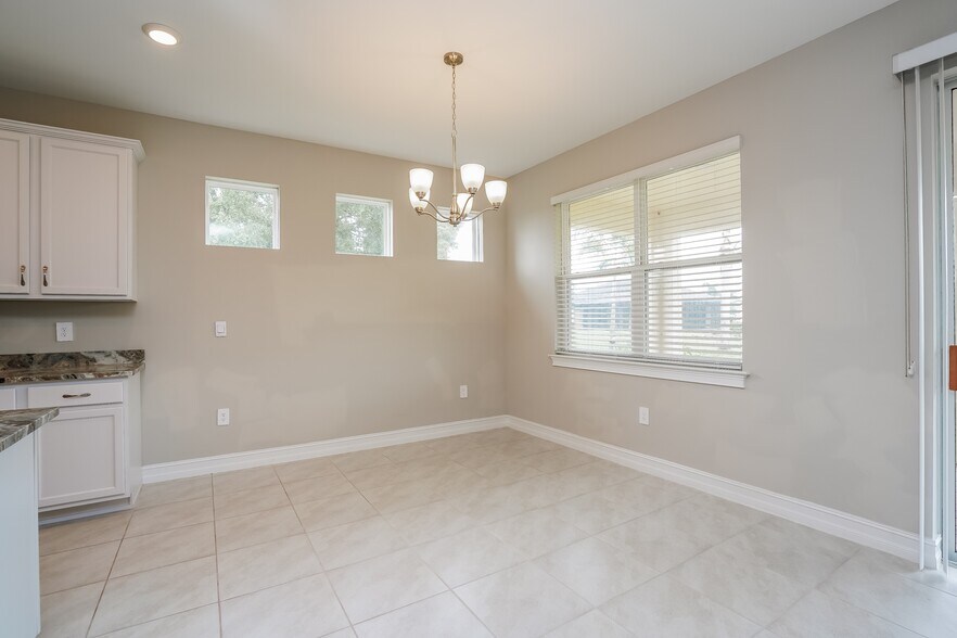 Building Photo - 603 Vinca Rosea