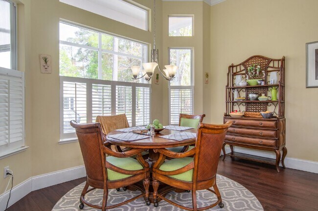 Building Photo - "Charming 3 Bed, 2.5 Bath Rental in Blufft...