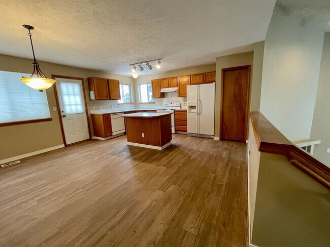 Building Photo - STUNNING SOUTH HILL HOME