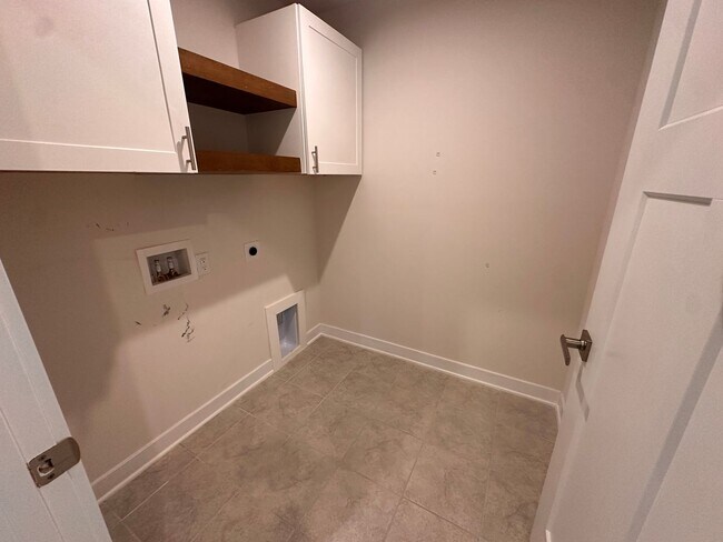 Building Photo - 1668 Burtonwood Dr