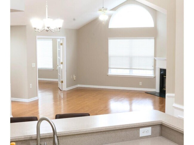 Building Photo - 3204 Village Ln