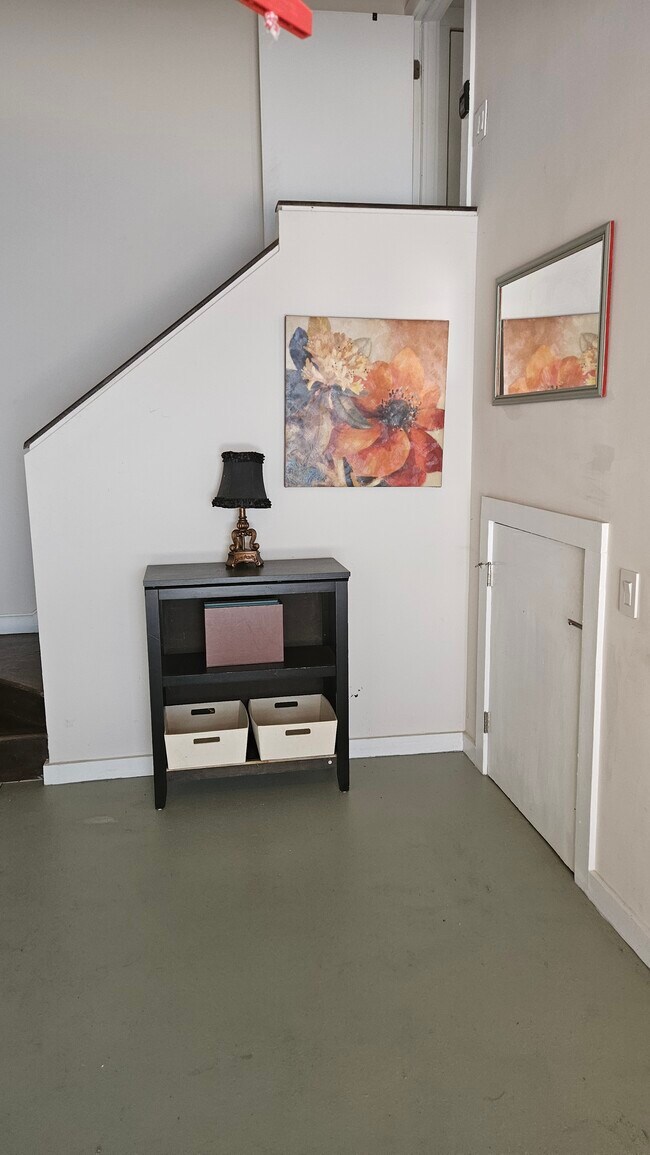 Building Photo - 415 W 7th St