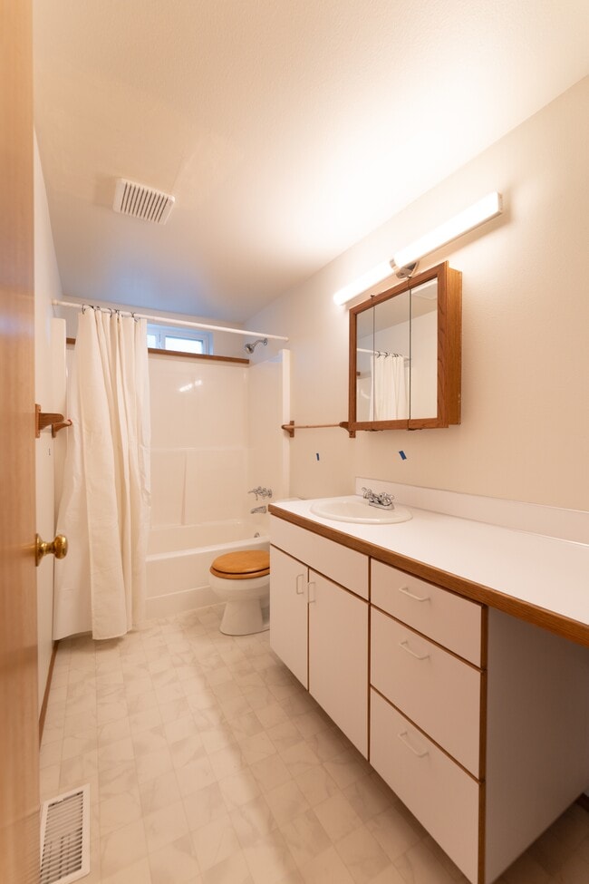 Building Photo - 10358 Riviera Pl NE