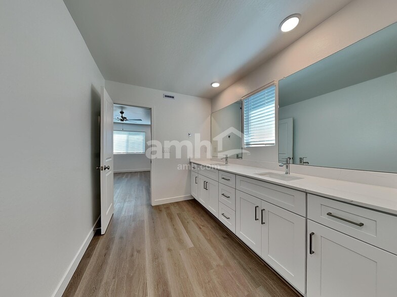 Building Photo - 9747 W Parkway Dr