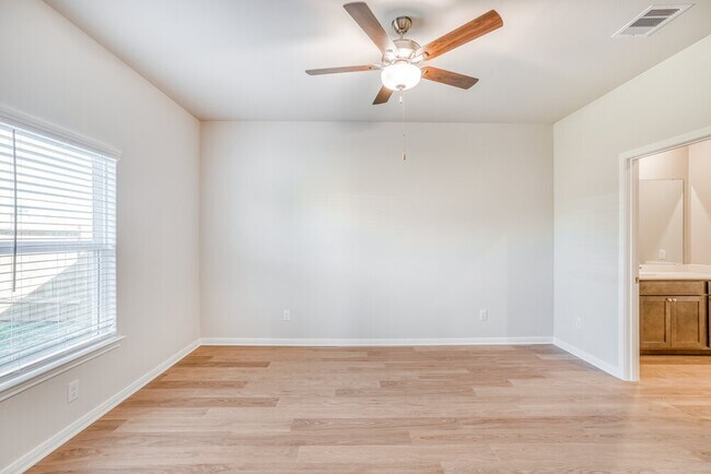 Building Photo - 421 Mustang Trot Dr