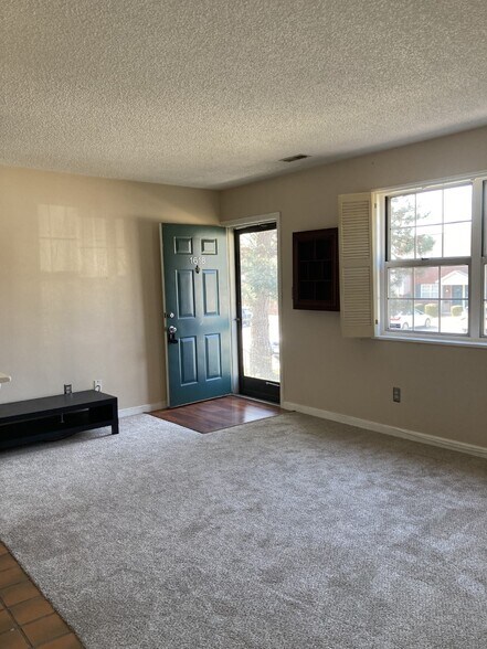 Building Photo - 1618 Thrush Ter