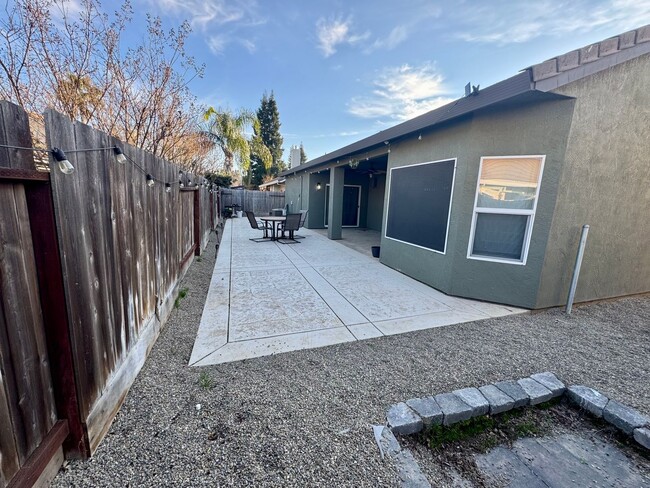 Building Photo - Beautiful 3 bed 2 bath ready now