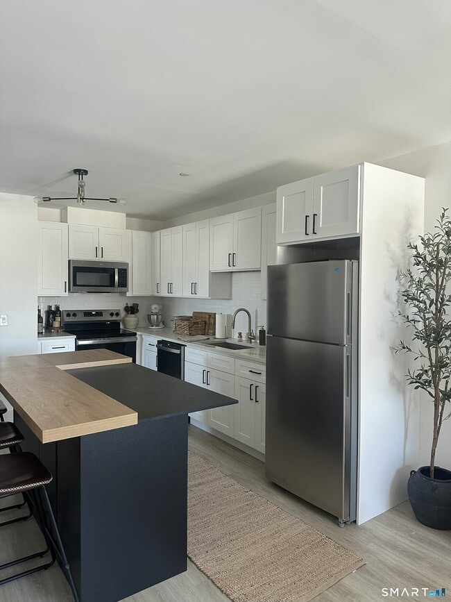 Building Photo - 211 Ferry Blvd