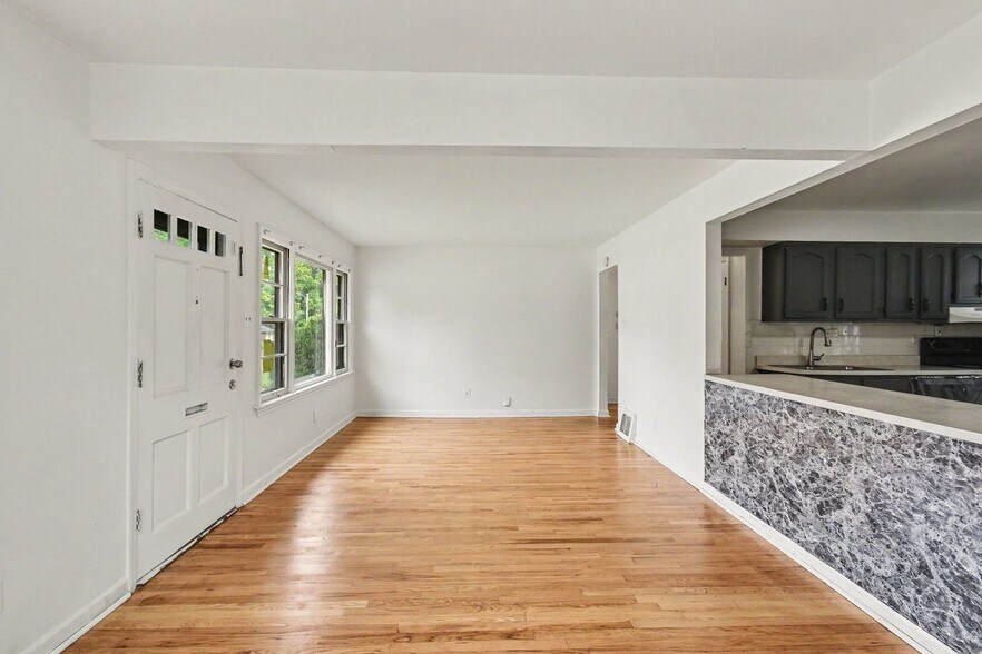 Building Photo - 250 Maple Dr