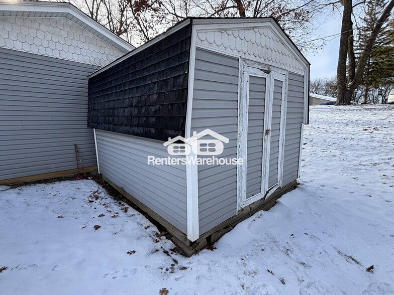 Building Photo - 9371 Country Dr