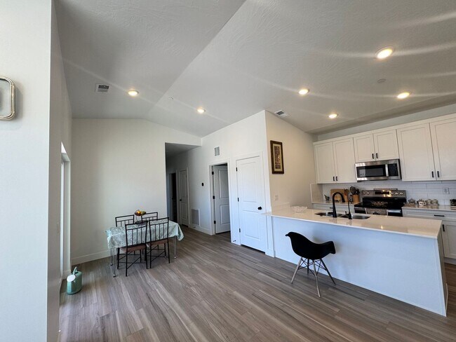 Building Photo - 3 Bed Condo In Desert Color!