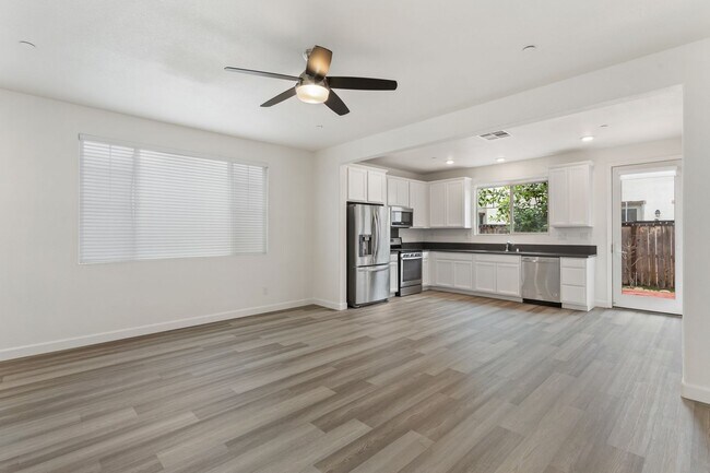 Building Photo - Gorgeous Home, One You Don't Want to Miss!