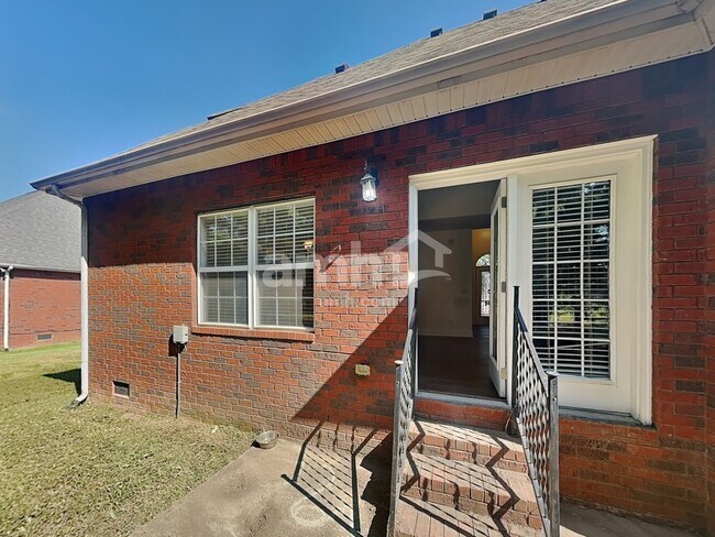 Building Photo - 447 Titans Cir