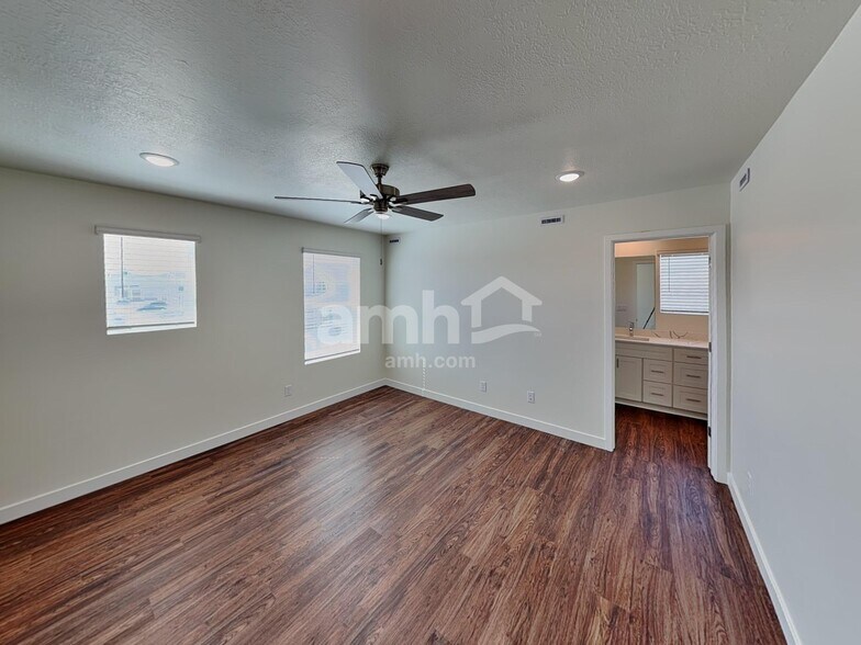 Building Photo - 1272 W Mahogany St