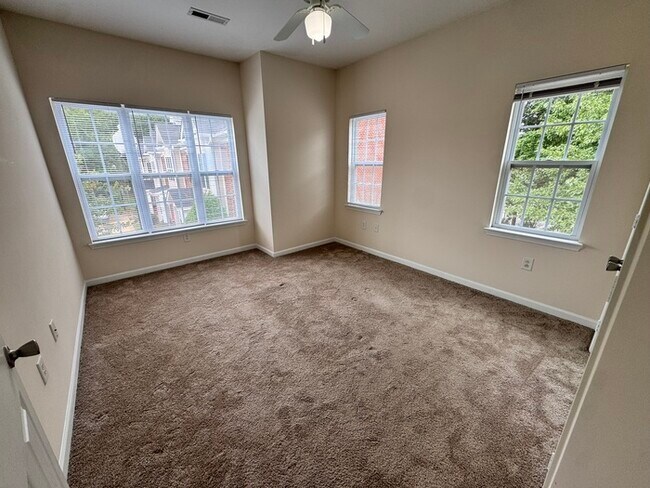 Building Photo - 3 Bed End Unit Town Home- AVAILABLE FOR FALL MOVE IN!