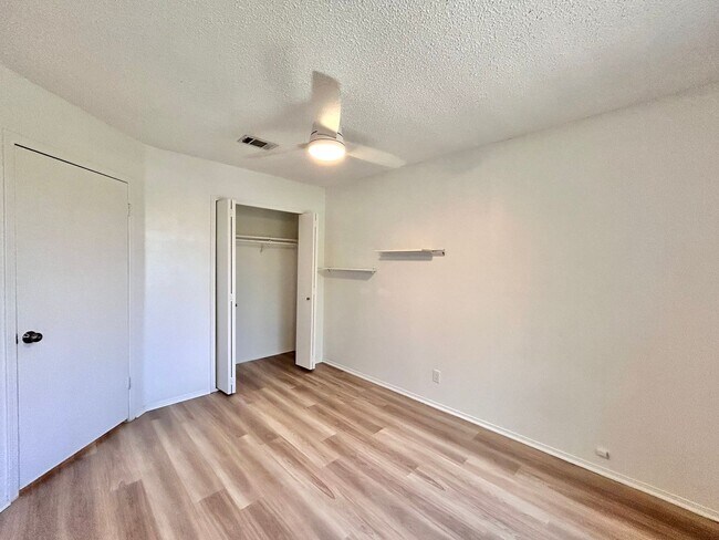 Building Photo - Spacious 3BR/2.5BA Two-Level Home with Fen...
