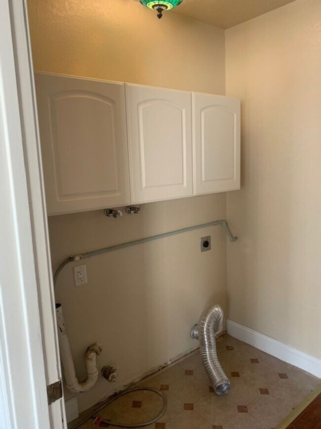 Building Photo - Great 3 Bedroom Townhouse!