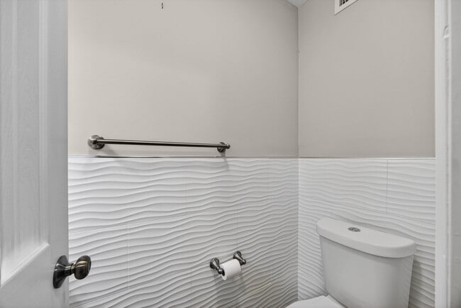 Building Photo - 83 Comares Ave