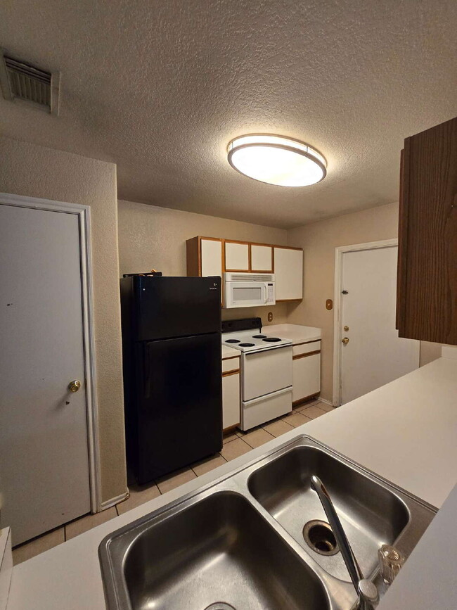 Building Photo - "Charming 3-Bedroom Sanctuary in San Anton...