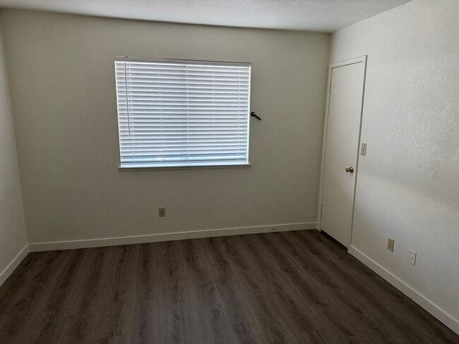 Building Photo - 3 Bedroom 1.5 Bathroom Townhouse