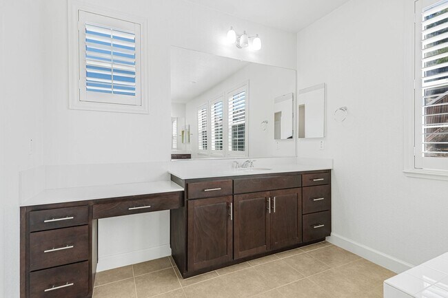 Building Photo - Charming 4BR/4BA Single-Family Home in Sou...