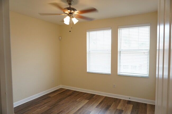 Building Photo - 883 Millbrae Ct